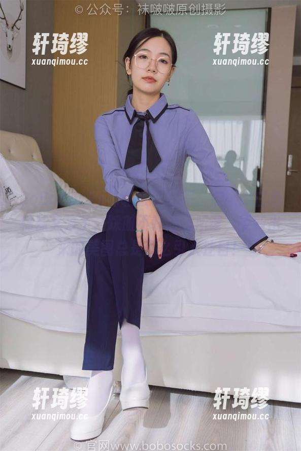 BoBoSocks袜啵啵 - 好吧，熊熊的白色棉袜又来了，踩脏不踩脏无所谓，更新出来的美图总是那么引人注目！
