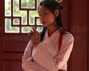 MiiTao蜜桃社 – 温心怡的图集和高跟鞋，活脱脱一个“看我多美但我可能无法自由行走”的缩影。