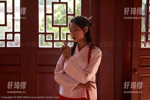 MiiTao蜜桃社 - 温心怡的图集和高跟鞋，活脱脱一个“看我多美但我可能无法自由行走”的缩影。