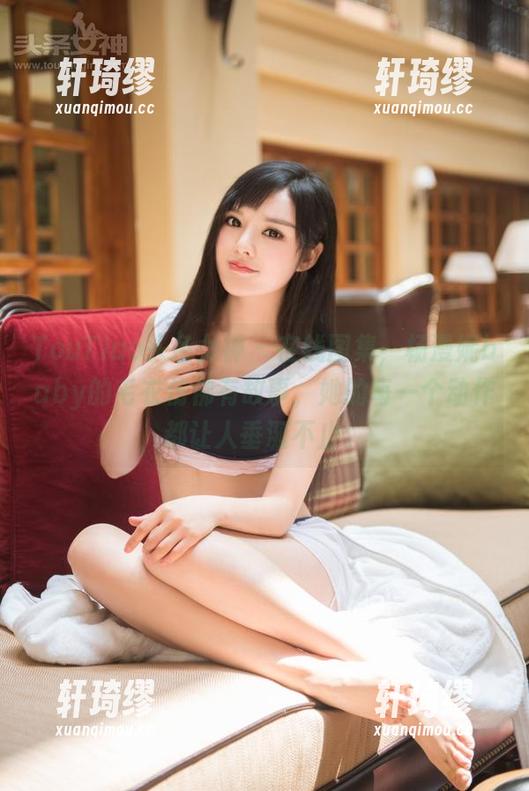 TouTiao头条女神 - 在线图集，杨漫妮baby的毛衣仿佛有故事，她的每一个动作都让人垂涎不止。
