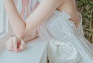 来呀，Yuna(윤아)的最新写真集“ReZero雷姆”就像一杯精致的葡萄酒，慢慢品味才能发现深意。