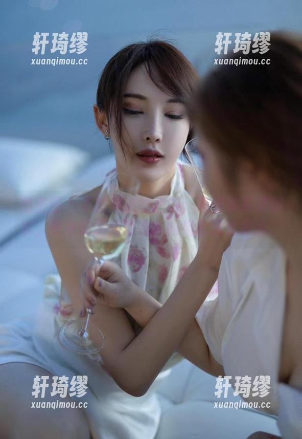 微密圈 - 不想发愁的白领：周妍希买菜回家，原来制服和购物车的组合这么和谐。