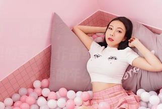 嗲囡囡 – 说说看，“程慧娴Phoebe”在校服里的写真，作品或许正好描绘了无忧无虑的年少时光。