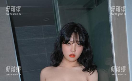 宋哈娜的灰色写真集：当一切都变成灰色，脑海中只剩下哈哈哈。