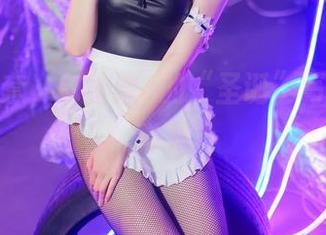 玩转全套，封疆疆v的“圣诞”写真不循常规