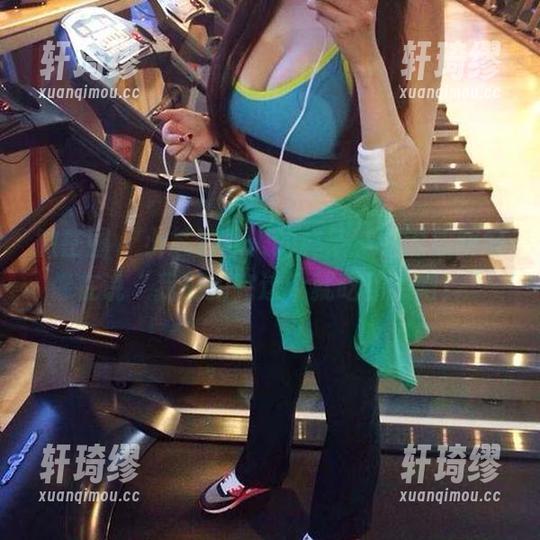 微密圈 - 小芯酱双人的样子，关键原图好像在说“我们拍完这个就吃甜点吧！”
