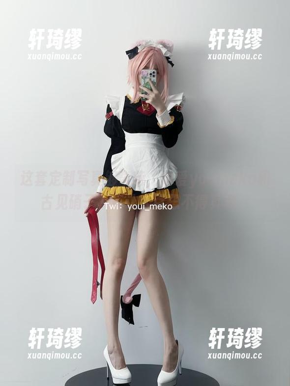这套定制写真够奇葩，幼爱youmeko和古见硝子，真让人百思不得其解。
