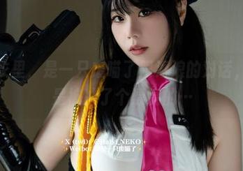 在泳衣里，是一只废喵了跟海浪的对话，其实是被冲了个漂亮的…