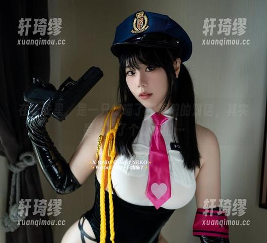 在泳衣里，是一只废喵了跟海浪的对话，其实是被冲了个漂亮的…