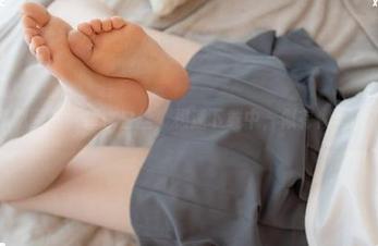 森萝财团的死库水白丝，极速下载中，似有似无的诱惑