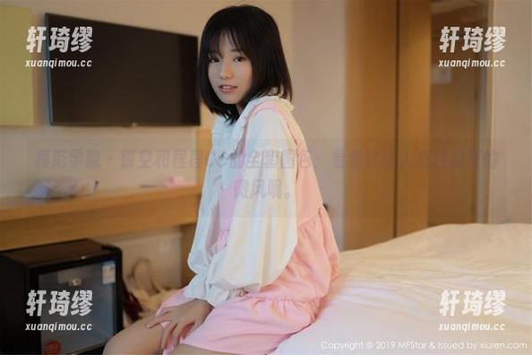 模范学院 - 镂空和程程CC的全套图包：看着就让人想起初夏的微风呢。