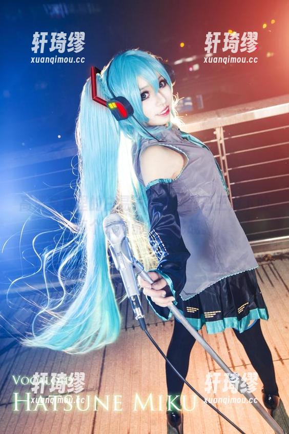 高清写真里的白易子教主，罪恶王冠下的每个眼神都充满挑战。