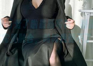 皮皮奶可可爱了啦最新写真，制服感与高叉完美融合，呜呜我受不了！