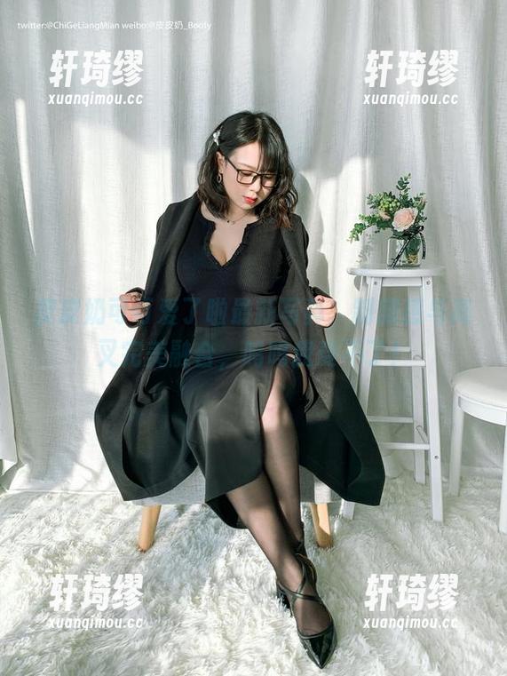 皮皮奶可可爱了啦 皮皮奶可可爱了啦最新写真,制服感与高叉完美融合,呜呜我受不了!