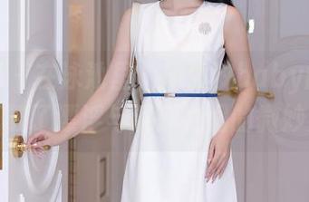 秀人网 – 在泳池里，周慕汐baby的私房图包打破了漂浮与沉浮之间的微妙关系！