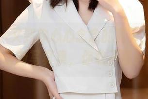 秀人网 – 又到你心心念念的夏天，大美媚京最新写真集，你敢不看吗？