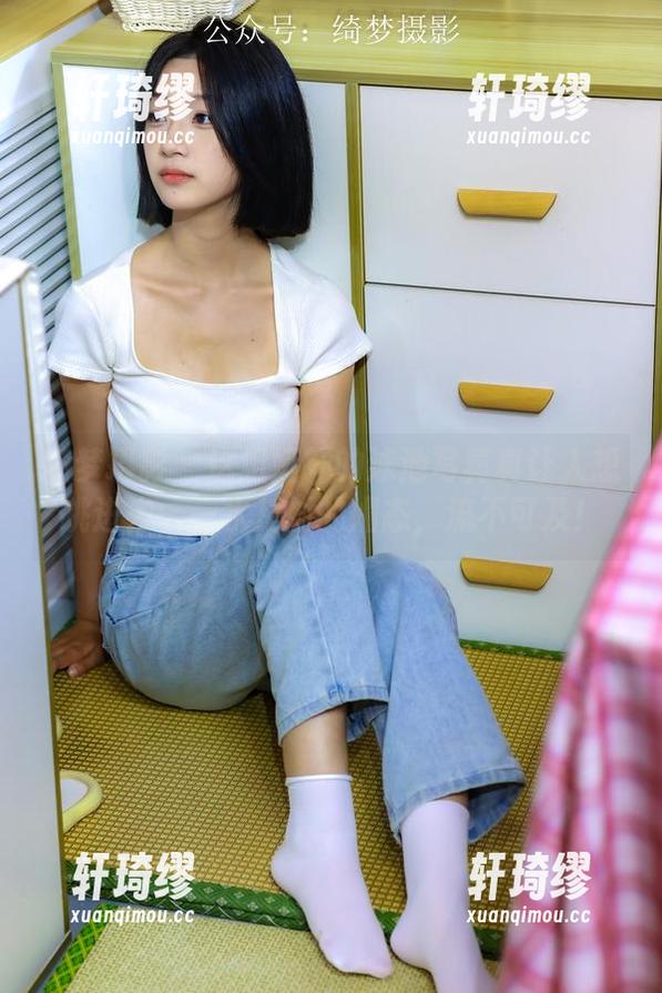 绮梦摄影 - 这组娅轩的泳池写真真让人想跳进去——水反射的媚态，流不可及！