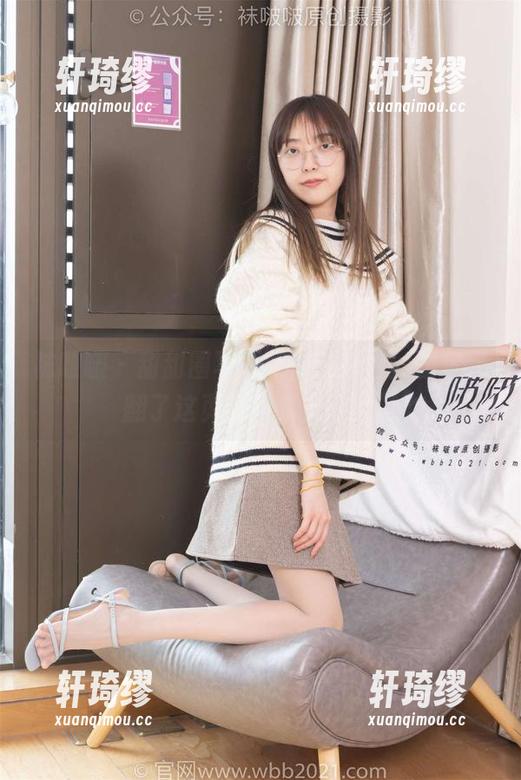 袜啵啵-甜甜圈 袜啵啵 - 甜甜圈写真新作:厚白丝图包,翻了这页都不会觉得腻。