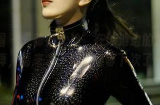 微密圈 – “辣妈女神”在泳池边的定制写真，看来水上冲浪得等下次了…