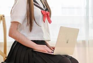 看青水百合子私拍的这套制服，真想给我的班主任来一张图。