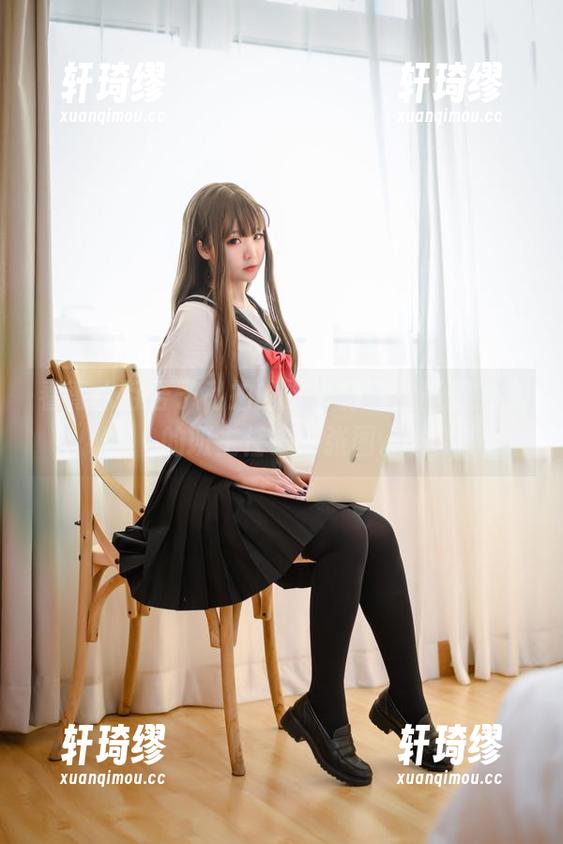 看青水百合子私拍的这套制服，真想给我的班主任来一张图。