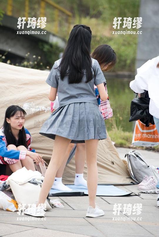 魔镜街拍 - 萌宝儿真会玩，在线欣赏在哈哈镜前的包臀裙与肉丝图集