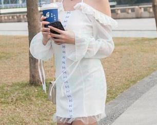 魔镜街拍：白色高跟旗袍肉丝美女，原图里光线都是在她脸上打转，那壁纸简直让人欲罢不能。