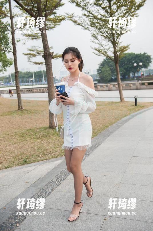 魔镜街拍：白色高跟旗袍肉丝美女，原图里光线都是在她脸上打转，那壁纸简直让人欲罢不能。
